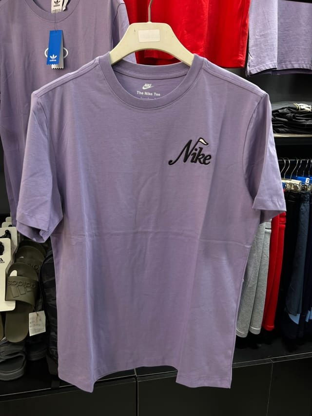 T-shirt Nike Cursive — Lila
